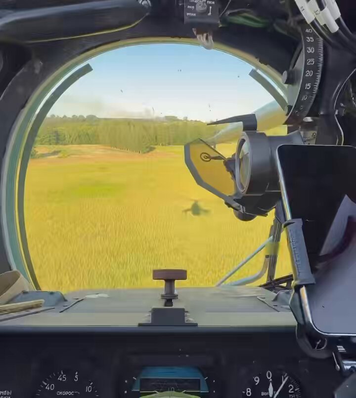 Vue du cockpit d'un hélicoptère de combat Mi-24 Hind de l'armée ukrainienne lors d'une mission de frappe…
