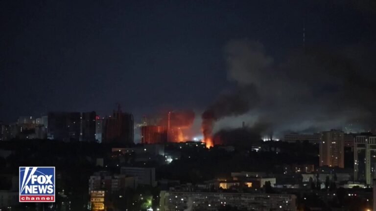 La Russie lance une nouvelle attaque massive de missiles et de drones sur Kiev, tuant au moins 10…