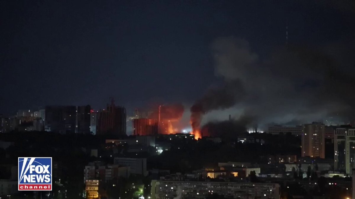 La Russie lance une nouvelle attaque massive de missiles et de drones sur Kiev, tuant au moins 10…