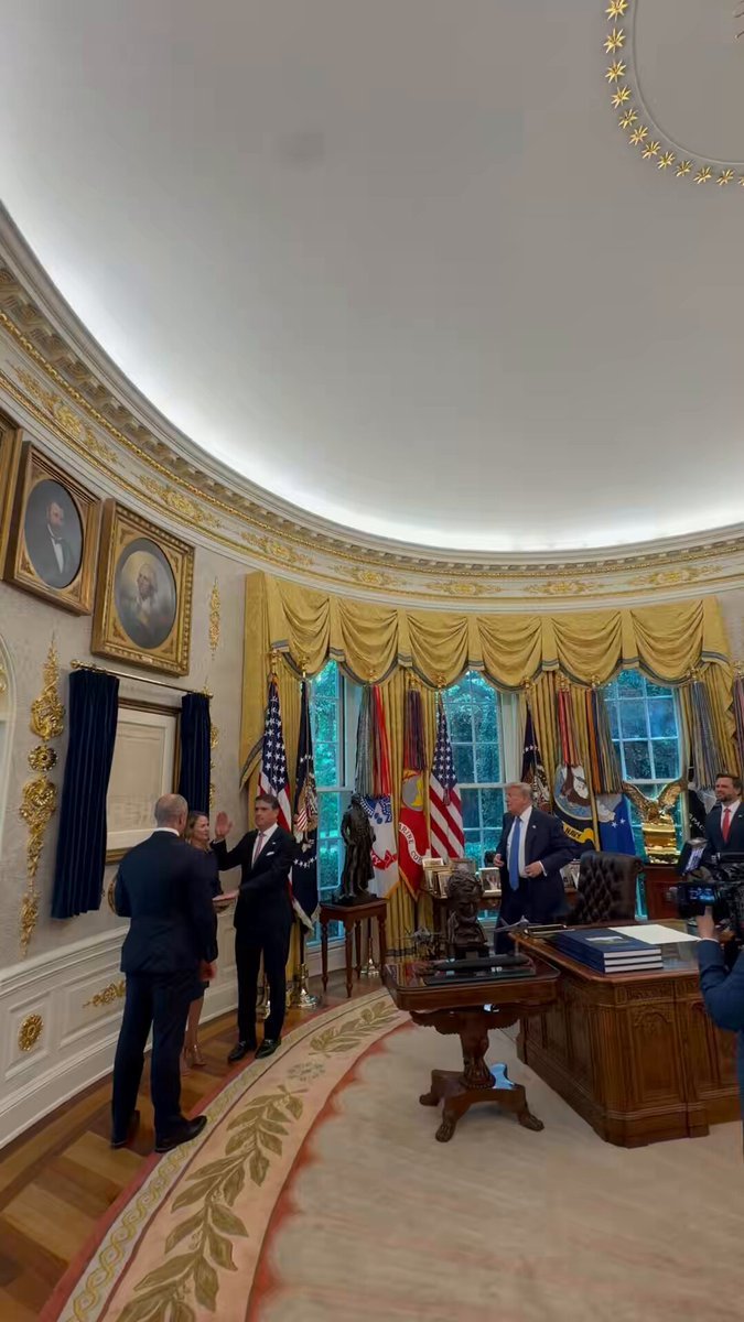 MAINTENANT - Todd Blanche a officiellement prêté serment en tant que procureur général des États-Unis.