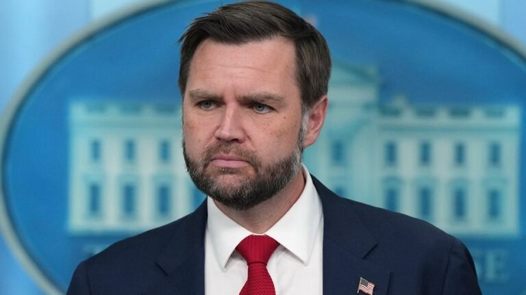 Un sénateur républicain vulnérable rompt avec Trump sur 2 questions clés alors que Vance s'arrête sans elle