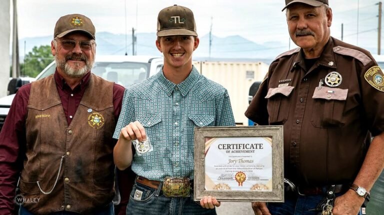 Un adolescent du Montana lance un lasso à un homme dans la rivière Yellowstone lors d'un sauvetage en une fraction de seconde