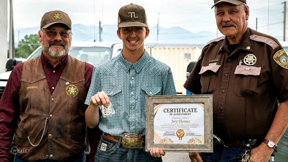 Un adolescent du Montana lance un lasso à un homme dans la rivière Yellowstone lors d'un sauvetage en une fraction de seconde