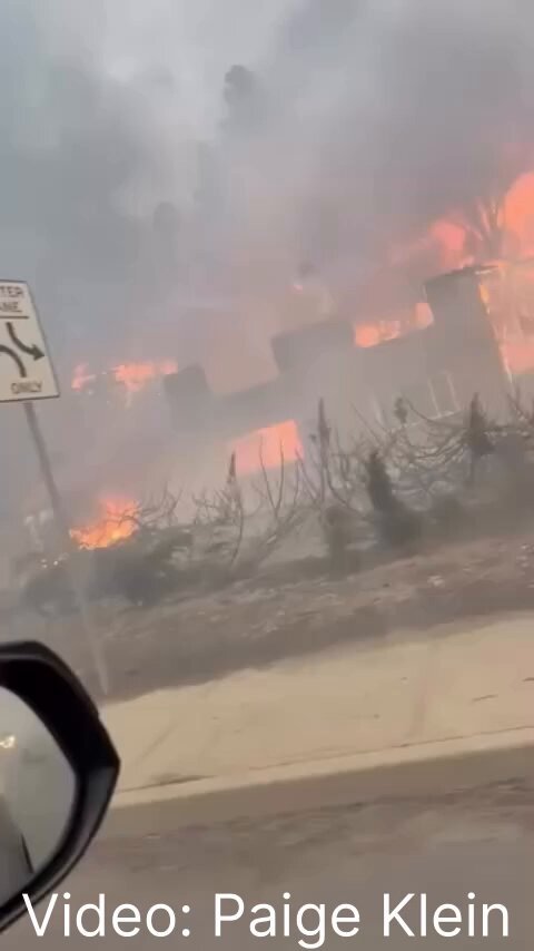 Plusieurs maisons brûlent alors qu'un incendie de forêt massif se propage dans certaines parties de…