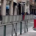 Un homme criant « Allahu Akbar » a poignardé deux des trois policiers municipaux qu'il a attaqués hier à…
