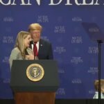 Le président Trump poursuit un petit garçon qui a failli quitter la scène en courant.