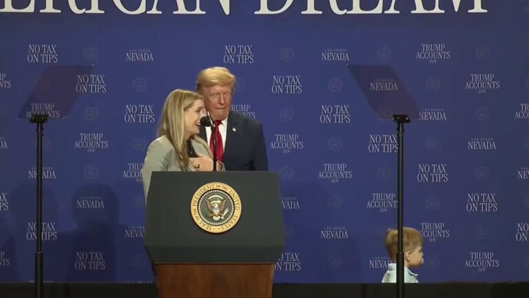 Le président Trump poursuit un petit garçon qui a failli quitter la scène en courant.