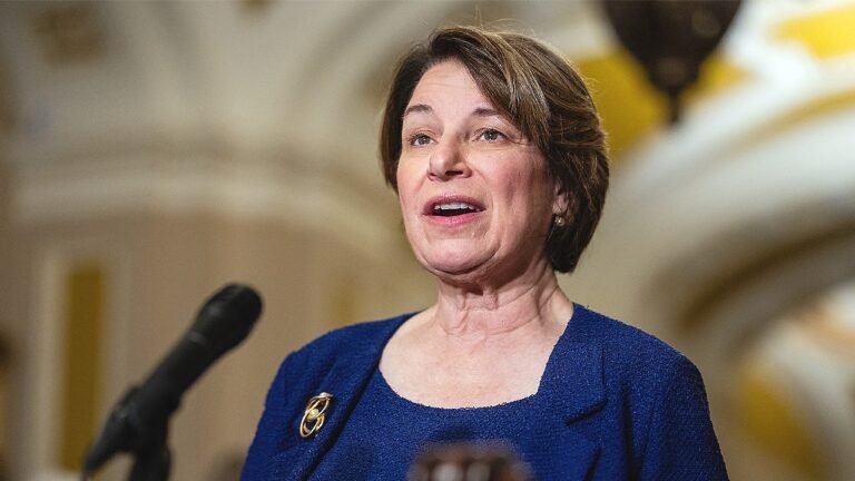 L’affirmation de Klobuchar en matière de lutte contre la fraude est touchée après que l’opposant du GOP ait passé au peigne fin les reçus : « Où étiez-vous ?