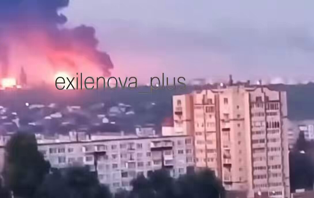 De nouvelles vidéos révèlent 3 énormes incendies causant d'énormes dégâts à la raffinerie de pétrole de…