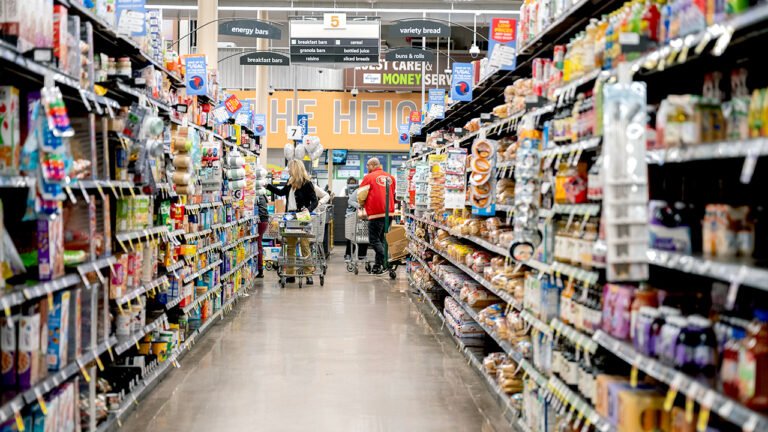 L'inflation s'est ralentie en juillet mais est restée élevée alors que la Fed envisage une hausse des taux