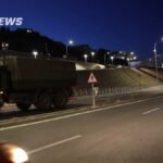 🇪🇸 A Ceuta, des migrants clandestins sautent d'un camion militaire pour éviter d'être expulsés vers le Maroc.