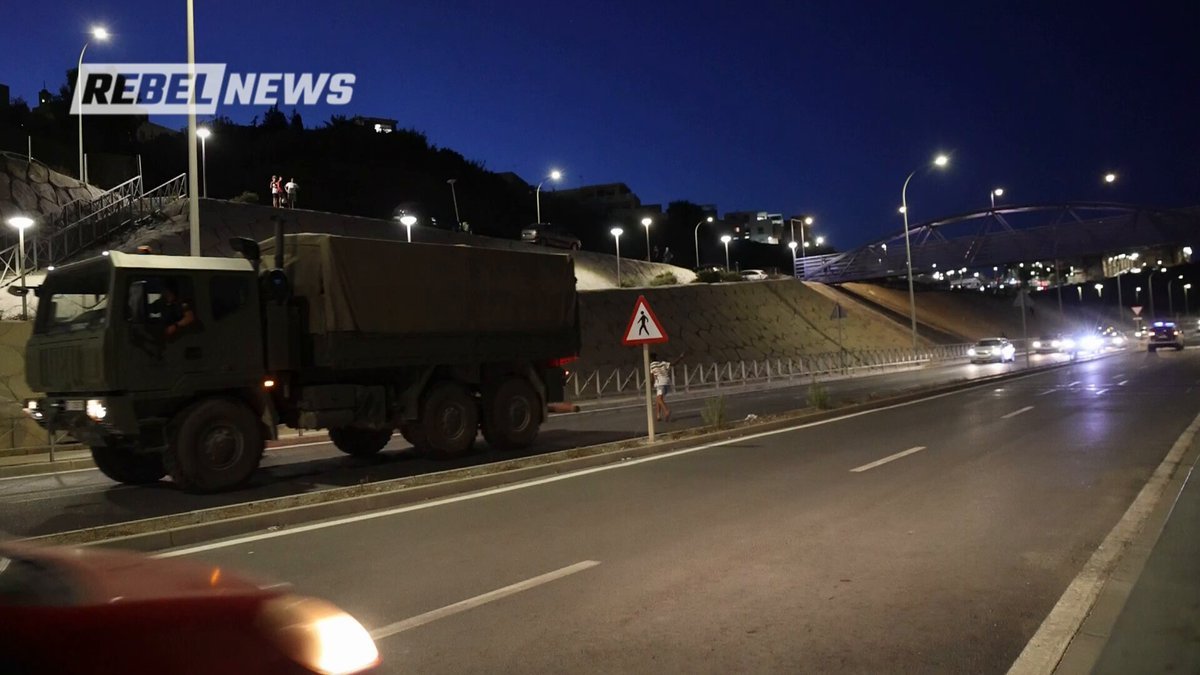 🇪🇸 A Ceuta, des migrants clandestins sautent d'un camion militaire pour éviter d'être expulsés vers le Maroc.
