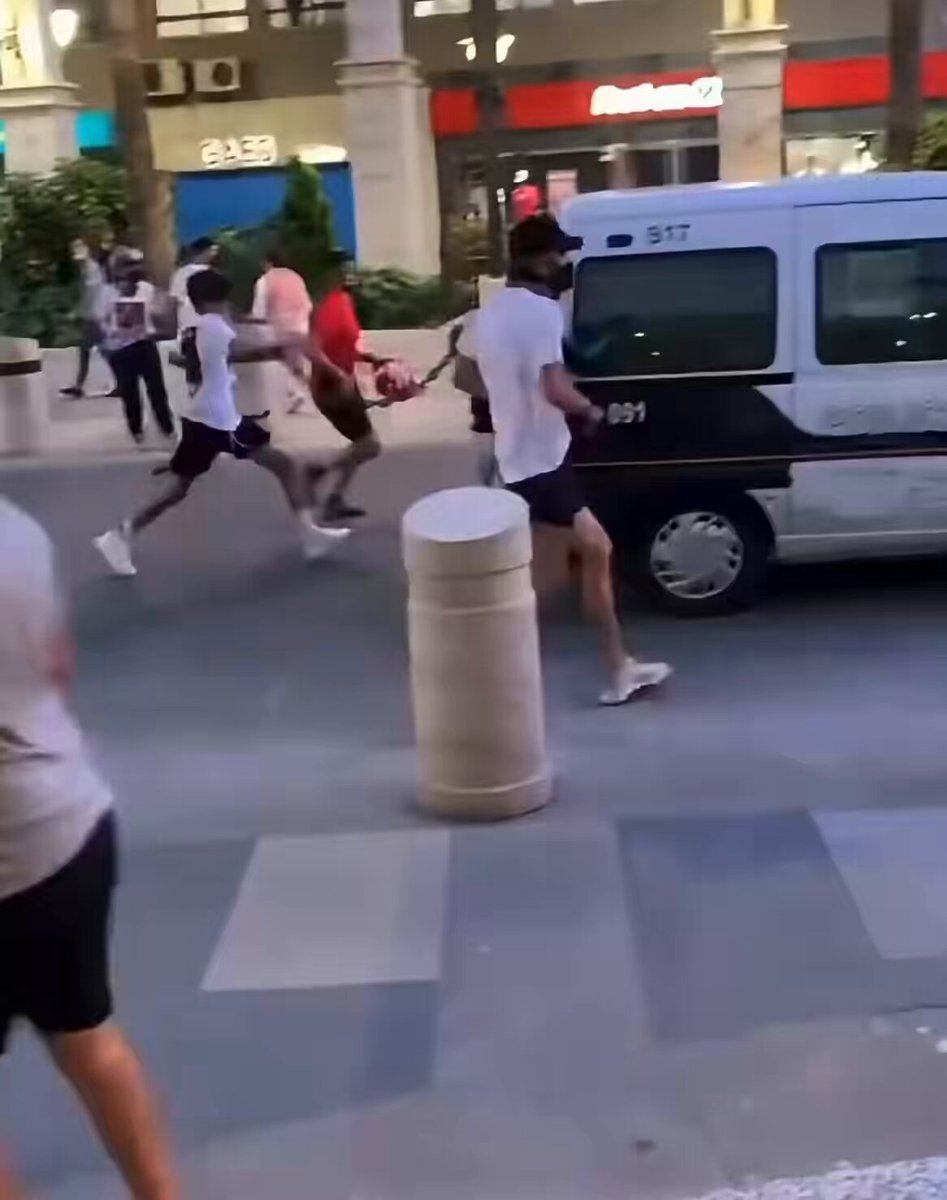 🇪🇸 Des migrants clandestins nord-africains attaquent une voiture de police à Ceuta Les migrants créent…