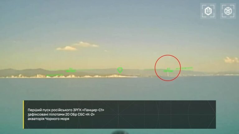 Images d'un drone d'attaque ukrainien réussissant à échapper aux missiles sol-air entrants d'un système…