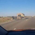 Images de transports russes détruits jonchant le bord de la route d’approvisionnement russe critique R-280…