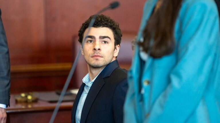 Luigi Mangione recherche un look soigné et propose d'abandonner ses vêtements de prison pour être entendu dans l'affaire du meurtre du PDG