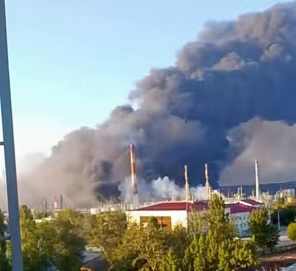 La raffinerie de pétrole russe de Saratov est en feu ce matin après un raid réussi de drones d’attaque…