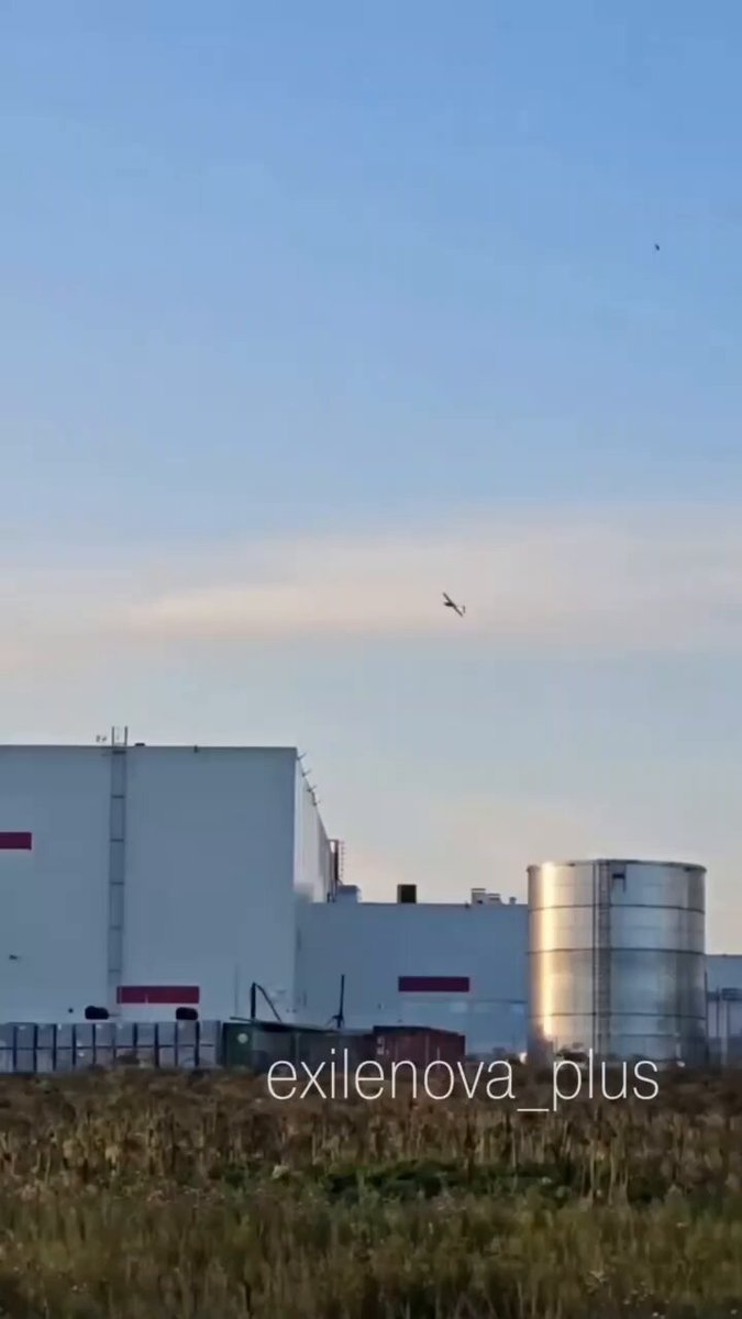 Les images montrent le moment où un drone ukrainien a frappé le complexe logistique russe Wildberries à…