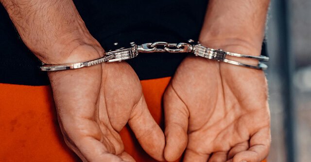 Un homme accusé d'inconduite sexuelle avec une mineure après l'abandon d'un bébé dans les bois d'Indianapolis