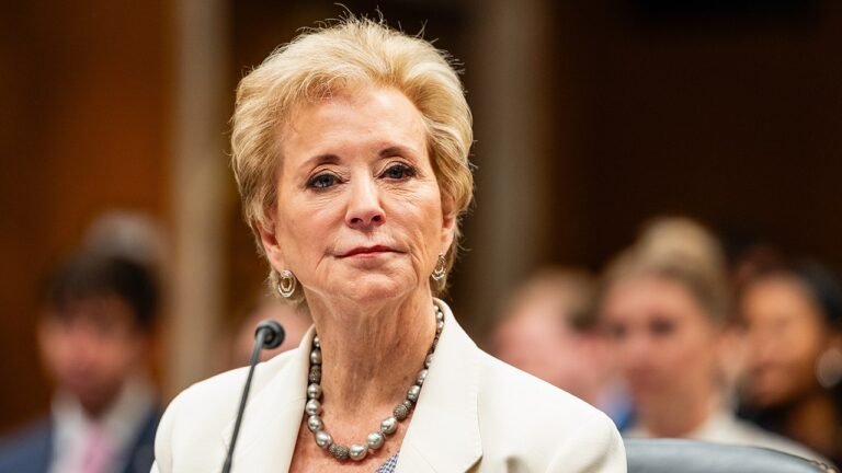 Linda McMahon promet de sévir contre les enseignants qui harcèlent sexuellement leurs élèves : « cela doit cesser »