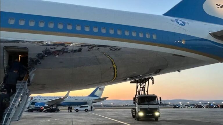 Le changement d’avion sournois de Trump fait sourciller sur la sécurité des passagers laissés à bord