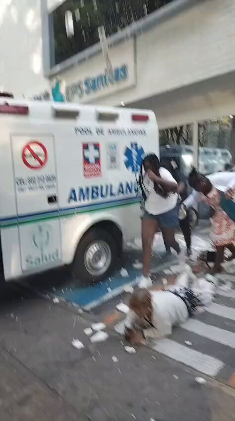 D'autres images de Colombie montrent une partie d'un hôpital s'effondrant sur des ambulances, alors que…
