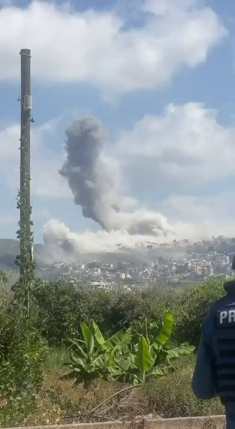 De la fumée s'élève du village libanais de Mansouri à la suite de ce qui serait des frappes aériennes…