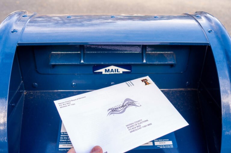L'administrateur de Trump va de l'avant avec les modifications du vote par correspondance après la décision de la Cour suprême