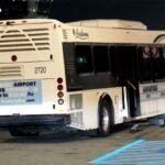 La navette de l'aéroport de Newark percute une barrière en béton, blessant 13 personnes