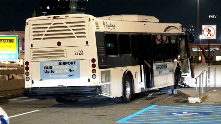 La navette de l'aéroport de Newark percute une barrière en béton, blessant 13 personnes