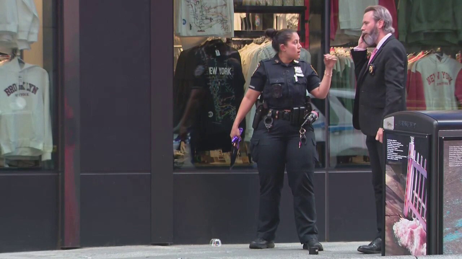 Une femme brandissant un couteau accusée d'avoir poignardé deux personnes à Times Square avant d'être abattue par la police