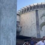 🇨🇴 Un bâtiment s'effondre littéralement alors que d'énormes morceaux de béton tombent près de personnes…
