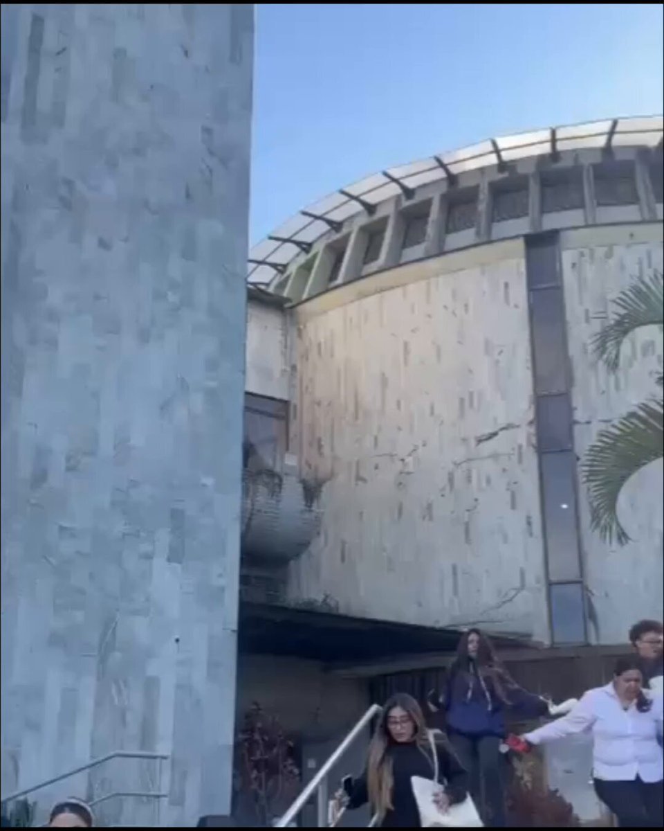 🇨🇴 Un bâtiment s'effondre littéralement alors que d'énormes morceaux de béton tombent près de personnes…