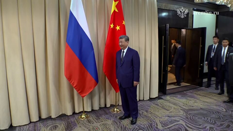 Le président 🇨🇳🇷🇺 chinois Xi Jinping s'entretient avec le président russe Poutine.