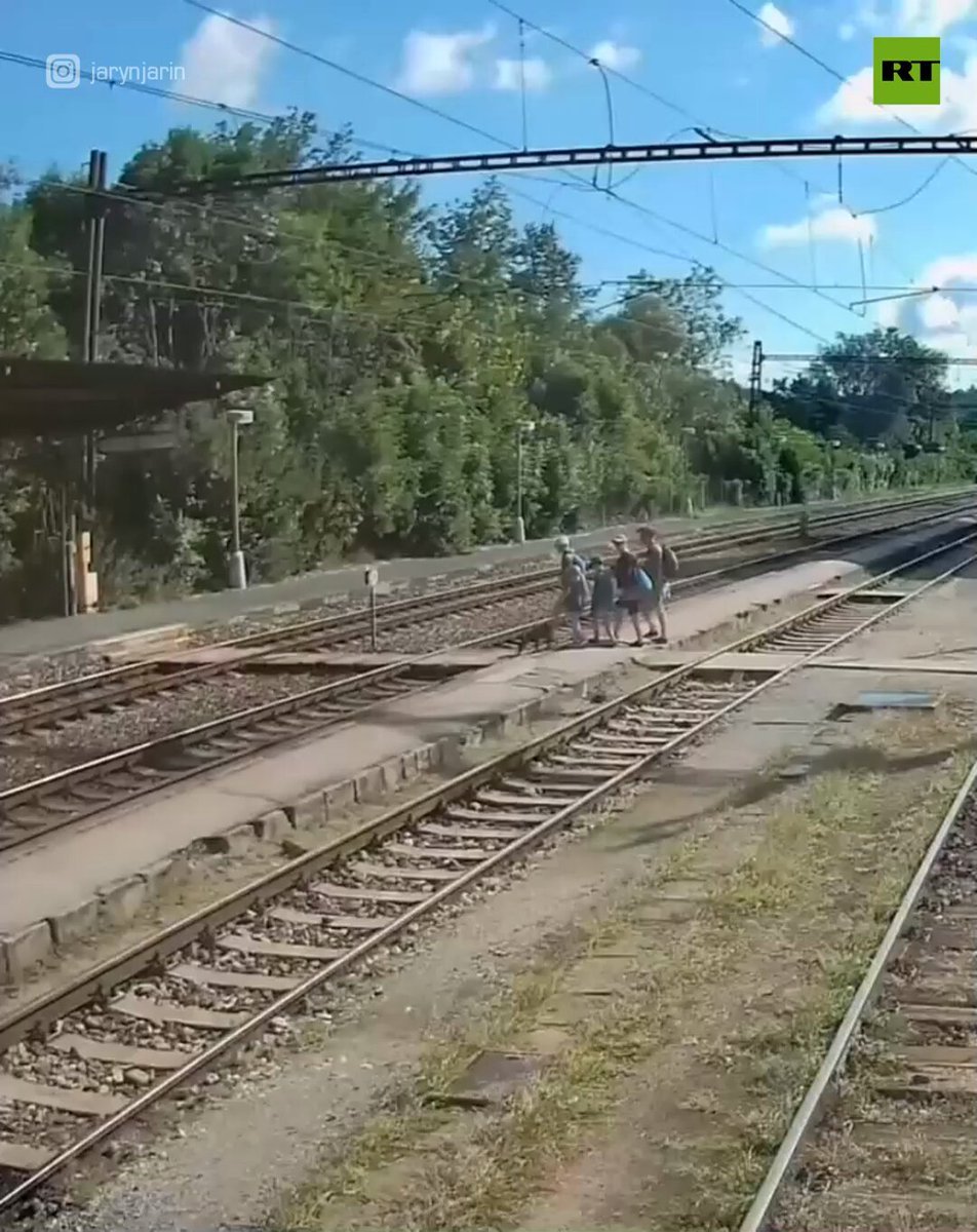 Un train a presque heurté toute une famille après avoir traversé les voies ferrées quelques secondes…