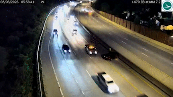 Le véhicule évite de peu de percuter le conducteur sur le bord de l’autoroute de l’Ohio, montre une vidéo dramatique