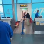 Une femme musulmane a été filmée en train de frapper à la porte et à la fenêtre d'un aéroport en criant :…