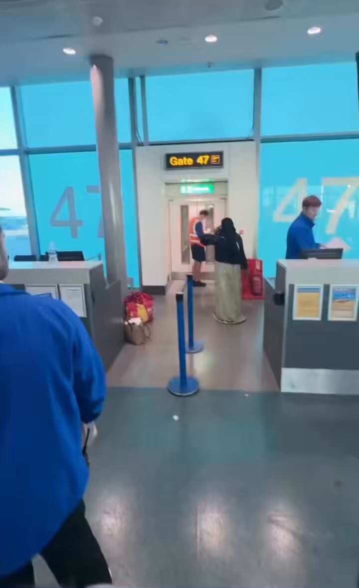 Une femme musulmane a été filmée en train de frapper à la porte et à la fenêtre d'un aéroport en criant :…