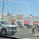 Les gens courent se cacher alors qu'un homme armé ouvre le feu sur un restaurant In-N-Out à Twin Falls, Idaho.