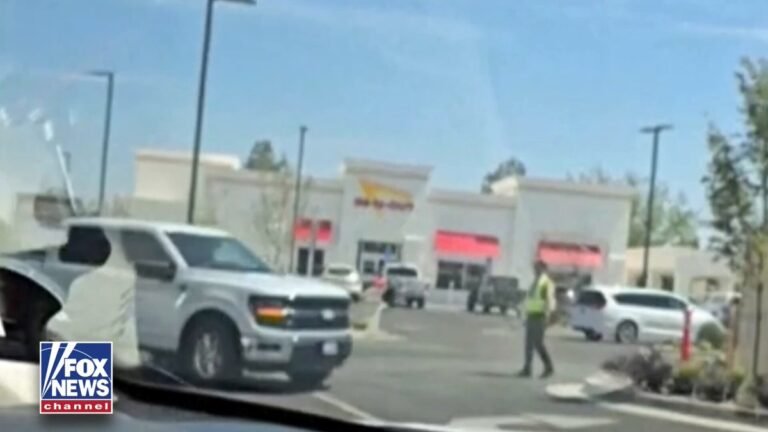 Les gens courent se cacher alors qu'un homme armé ouvre le feu sur un restaurant In-N-Out à Twin Falls, Idaho.