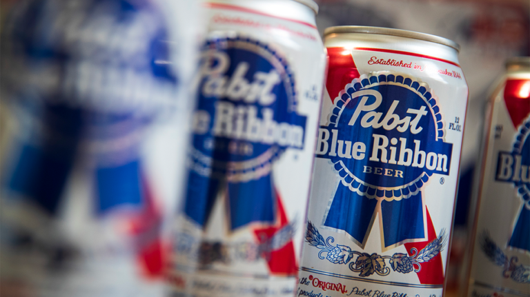 Des bandits de bière s'emparent d'un camion PBR transportant 50 000 canettes en Californie, laissant la marque implorer de l'aide