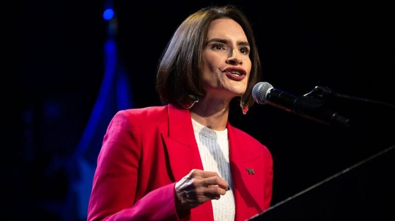 Peggy Flanagan était la deuxième responsable du Minnesota alors qu'un scandale de fraude massif a explosé sous la surveillance de l'État.