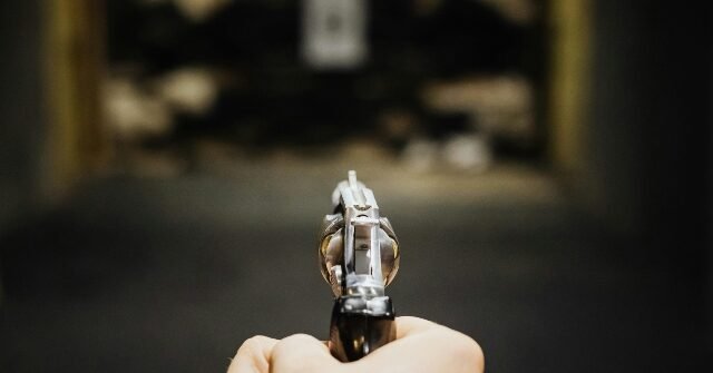 Un livreur de nourriture abat un voleur armé présumé mort
