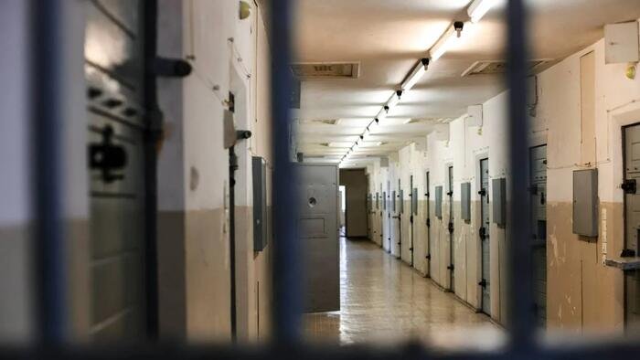 Des prisonniers blancs au Royaume-Uni forcés de se convertir par des gangs musulmans : rapport