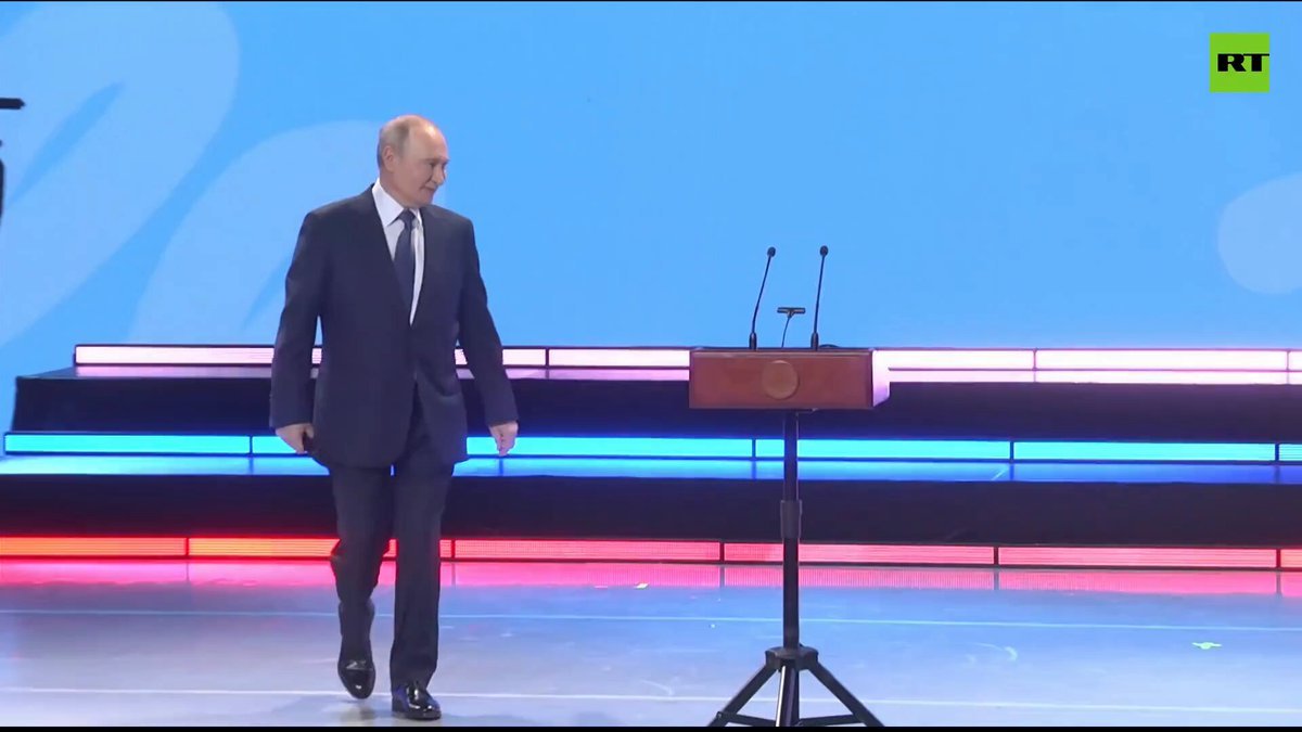 🇷🇺 Le président russe Poutine donne un coup de pied dans un ballon de football alors qu'il entre dans la…