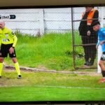 En Uruguay, un ballon de football s'est envolé du terrain et s'est retrouvé sur une route voisine,…