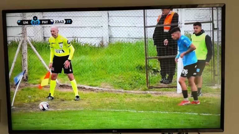 En Uruguay, un ballon de football s'est envolé du terrain et s'est retrouvé sur une route voisine,…