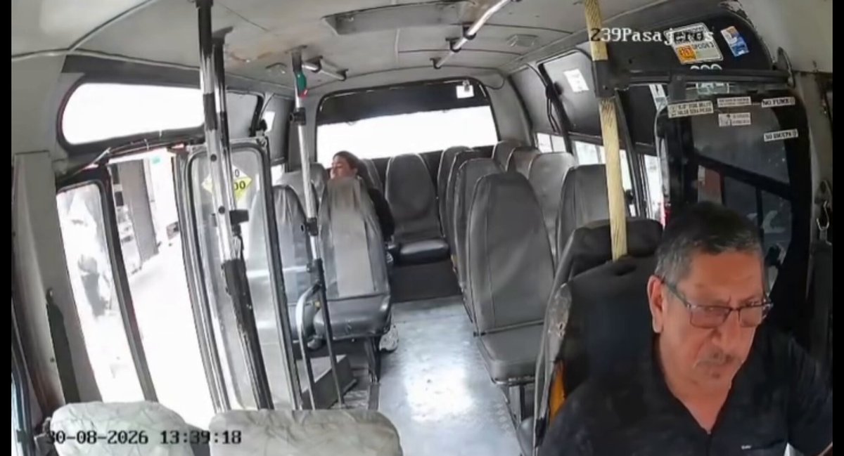 En Colombie, un motocycliste en excès de vitesse a heurté un bus à une intersection.