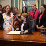 La gouverneure démocrate Maura Healey signe un projet de loi radical au Massachusetts autorisant les avortements jusqu'à la naissance