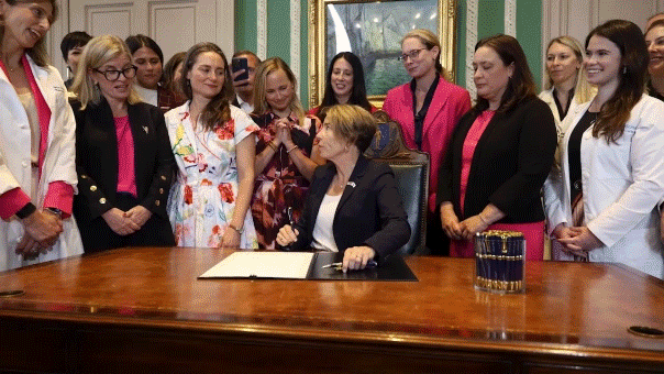 La gouverneure démocrate Maura Healey signe un projet de loi radical au Massachusetts autorisant les avortements jusqu'à la naissance